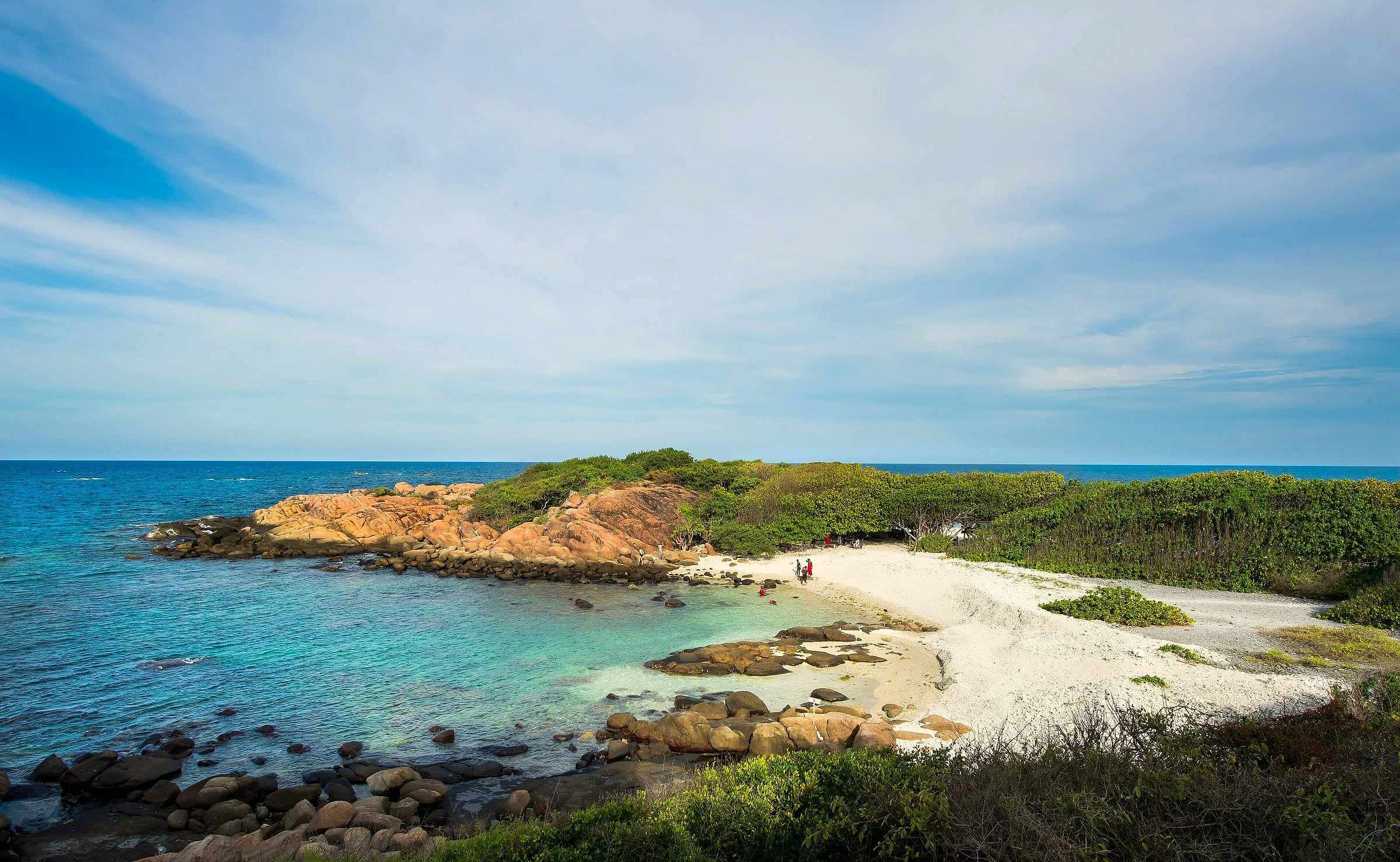 White sand and clear water at Pigeon Island near Trincomalee